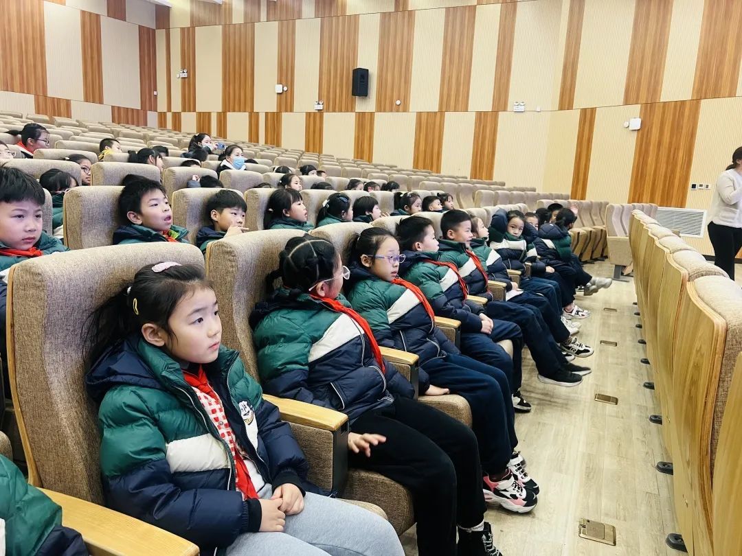 南京大学记者去采访,记者走进学校采访新闻