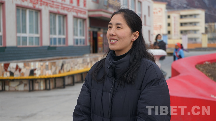 春日的洛隆县第一小学