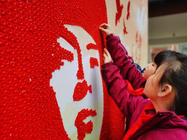 城关中学开展学雷锋志愿服务活动,学校学雷锋志愿服务队授旗仪式