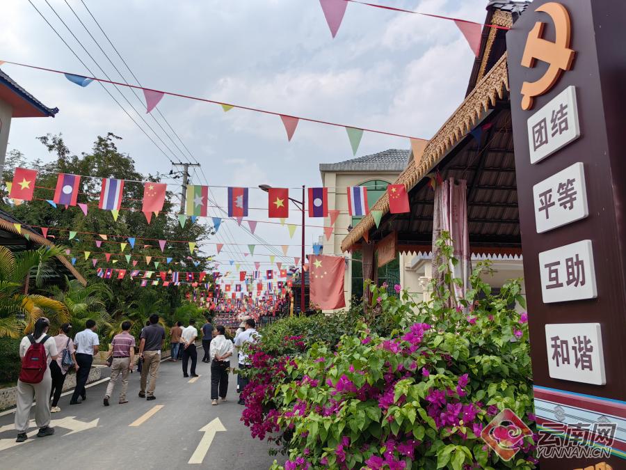 万千气象看美丽云南,西双版纳傣族村寨风光