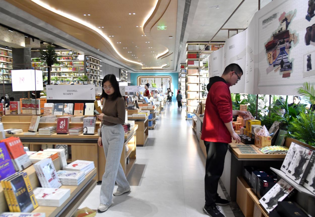 书香郑州再添新店！郑州购书中心建业凯旋店周日开业：3600平方米开放空间打造郑州首家360度全景花园书店