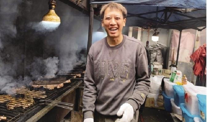 经历过挫折的他凭烤鸡架开店收徒