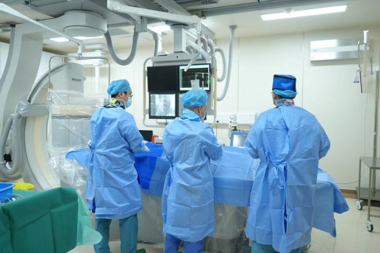 76岁老太突发心梗命悬一线！深圳禾正医院心内科专家两次介入手术解除危机