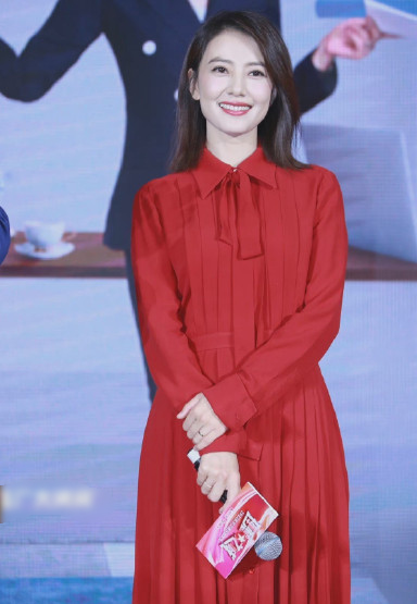 高圆圆沙滩写真曝光,身材颜值似少女,和赵又廷恩爱诠释“完美伴侣”