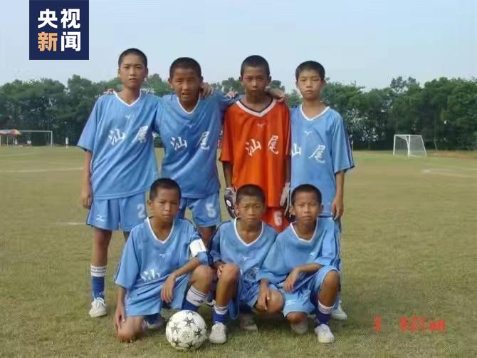 足球赛场上震撼人心的过人视频,足球场上单腿飞奔射门的他