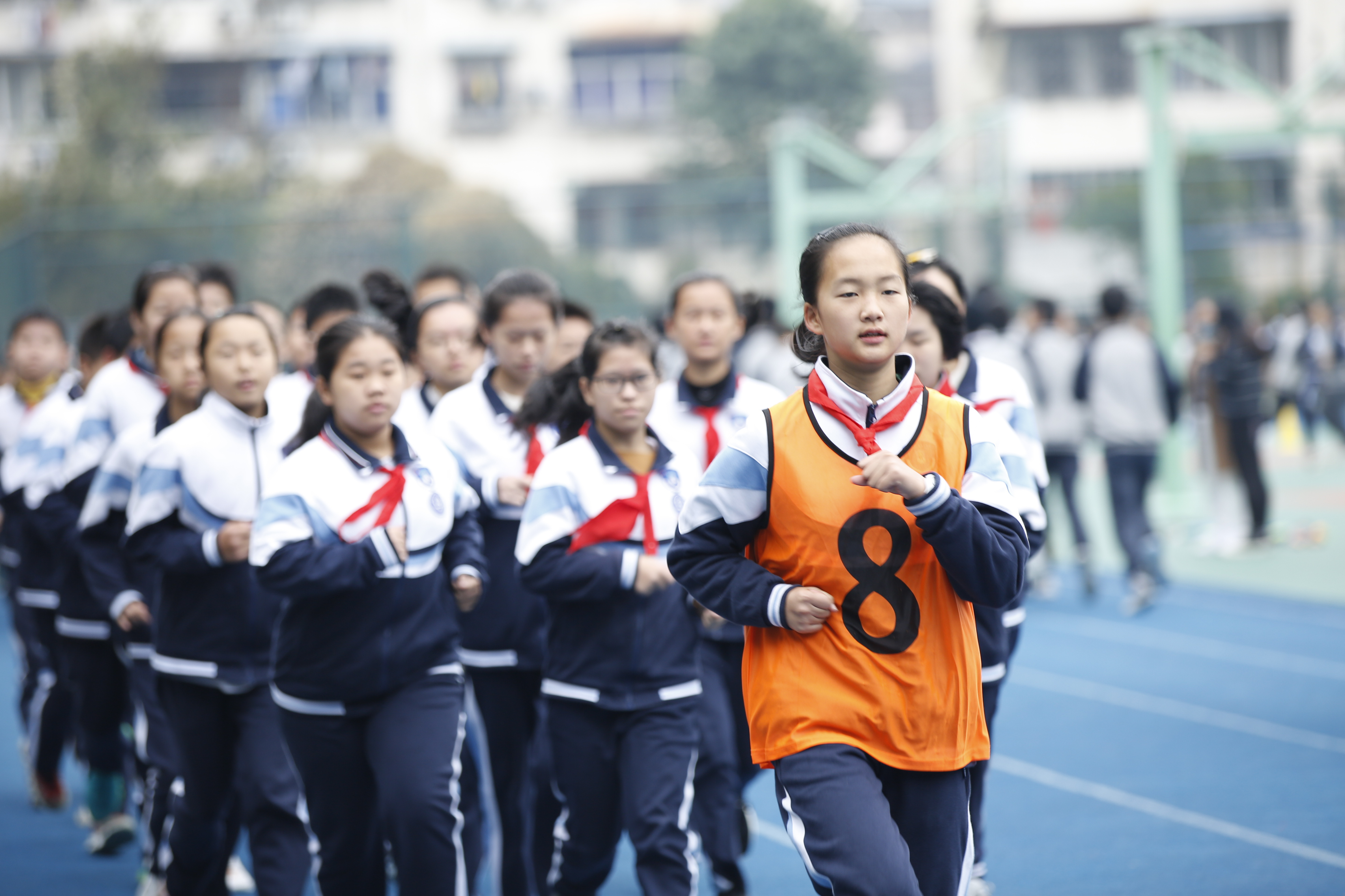 阳光体育促双减绿茵赛场展英姿,阳光体育课积极开展体育活动