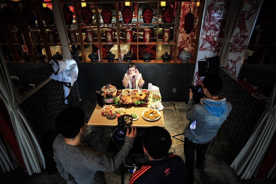 食欲之下，焦躁而孤独的吃播