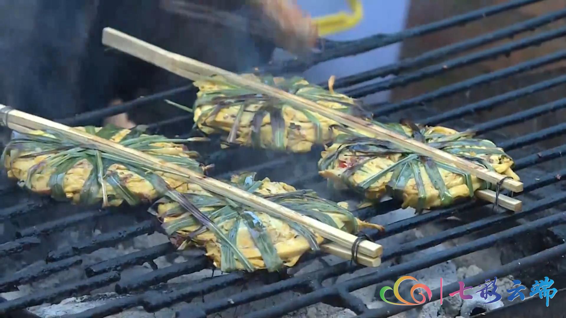 晚上的西双版纳傣族园,坐着火车游云南西双版纳