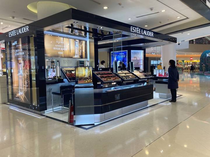 “3个月都排不上”“半个小时就空了”,不靠主播,线下美妆专柜靠什么圈粉?