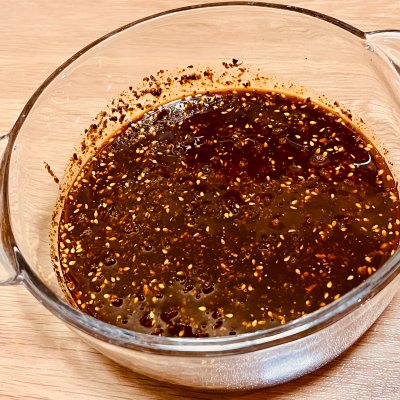 剔出来的羊肥膘别浪费,熬个羊油辣子喝汤拌面美滋滋