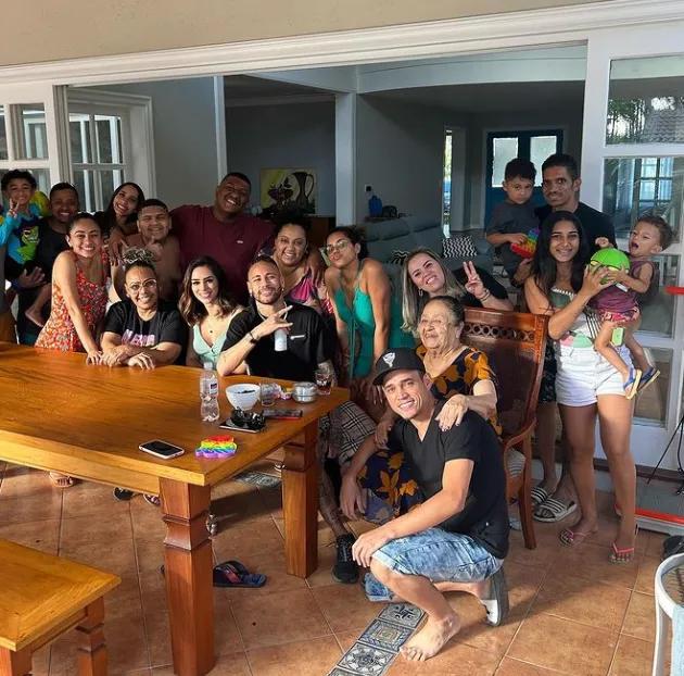 内马尔多少钱卖到大巴黎的,内马尔在巴西贫民窟