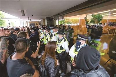 反疫苗*威示**者冲了英超传奇球星阿兰·希勒的家，结果跑错了…