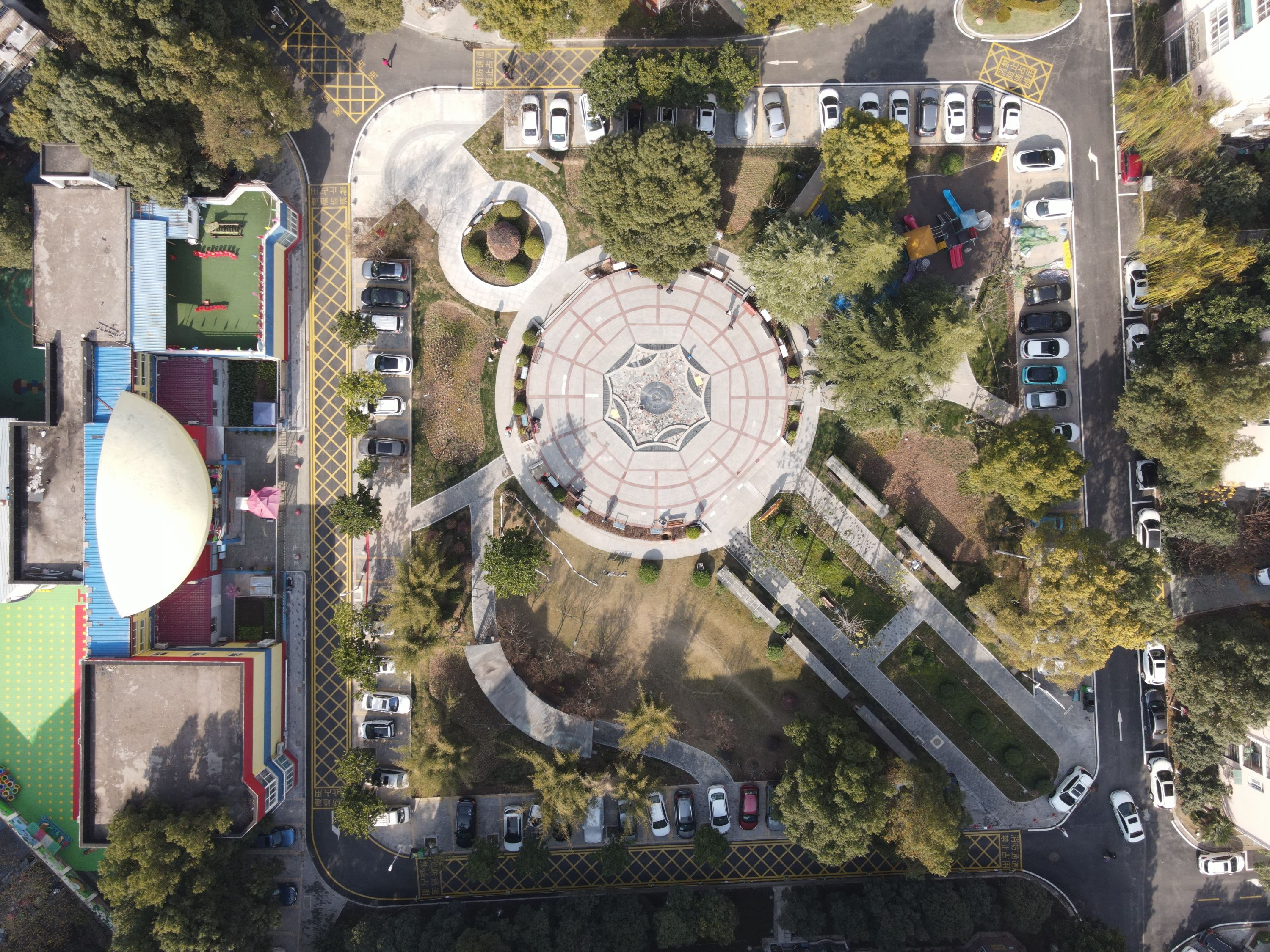 道路对老人更友善，废泳池变多功能休闲空间汉阳这个小区海绵改造后，居民幸福感攀升