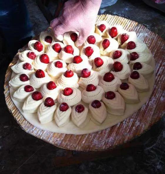 山东人很喜欢吃面食,山东人过年的馒头有多大