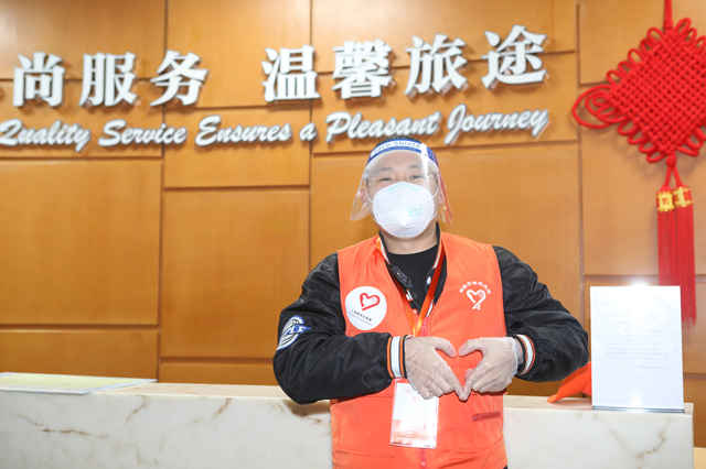 新春走基层镜头里的幸福中国,新春走基层拜年了致敬一线坚守者