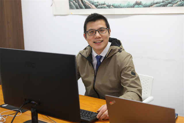 新春走基层点赞他们接力干了30载,新春走基层坚守一线为健康护航