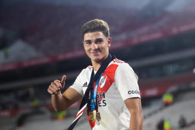 阿尔瓦雷斯加盟曼城首秀,曼城将付约2100万欧签阿尔瓦雷斯