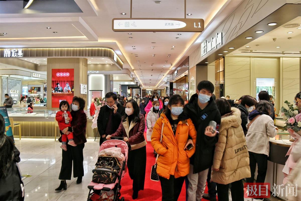 虎元素年货商品走俏市场,虎标羽绒服春节不打烊