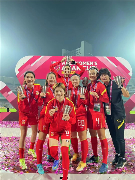女足赛后致敬水庆霞,女足夺冠后水庆霞新闻发布会视频