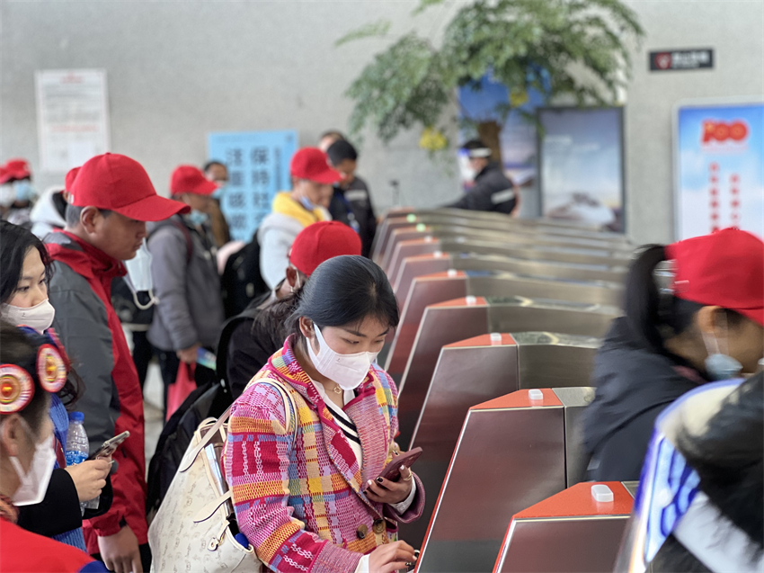 “出去务工3个月，保底收入20000元”，昨天这批工人登上了希望的列车