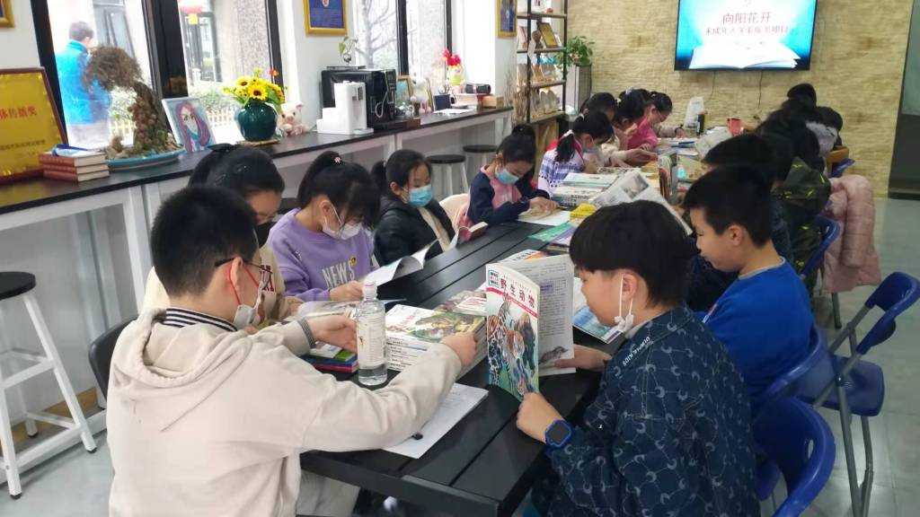 冰墩墩迎新生,冰墩墩迎开学