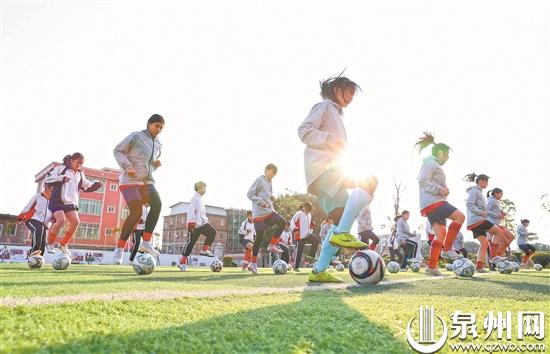 铿锵玫瑰绿茵场上激情飞扬,铿锵玫瑰绽放绿茵场