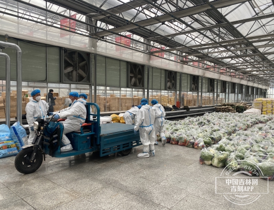 特别现场丨配送中心24小时运转！记者直击：“蔬菜包”如何送进小区大门里？