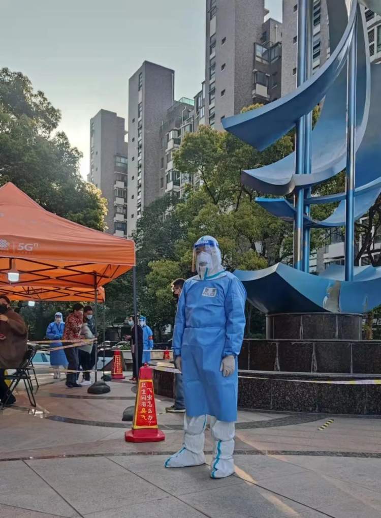 长风新村街道丨“警”锐出动！长风这位“大白”闪着金色微光