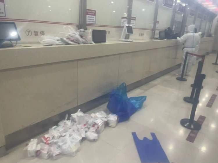 长风新村街道丨“警”锐出动！长风这位“大白”闪着金色微光