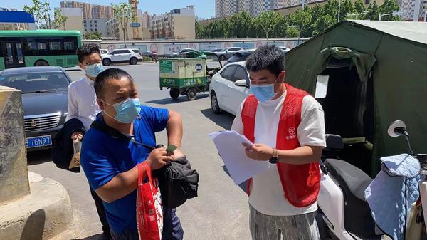 就地转岗！穿上红马甲的他们快速适应了“新”工作