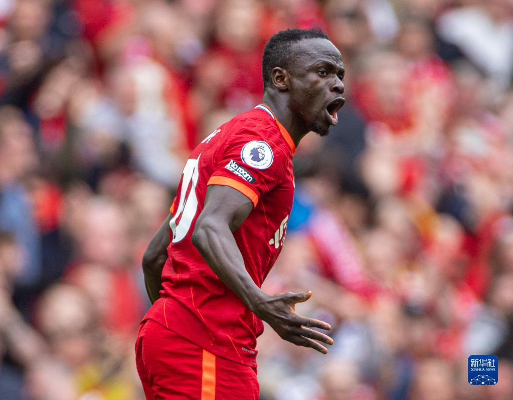 足球转会季,足球夕阳下