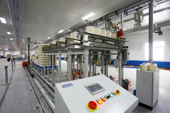 智能车间外观,智能工厂生产车间大屏