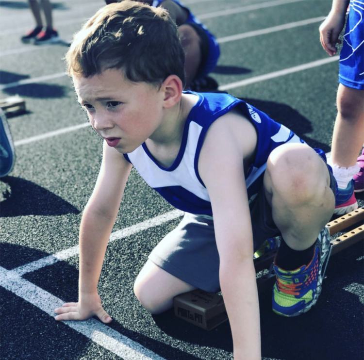 假笑男孩你真的快乐么,假笑男孩真实生活