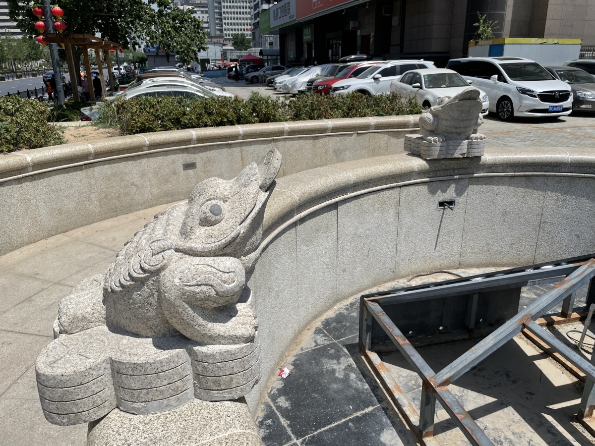 郑州砸伤男童,郑州男子被脱落墙砖砸死