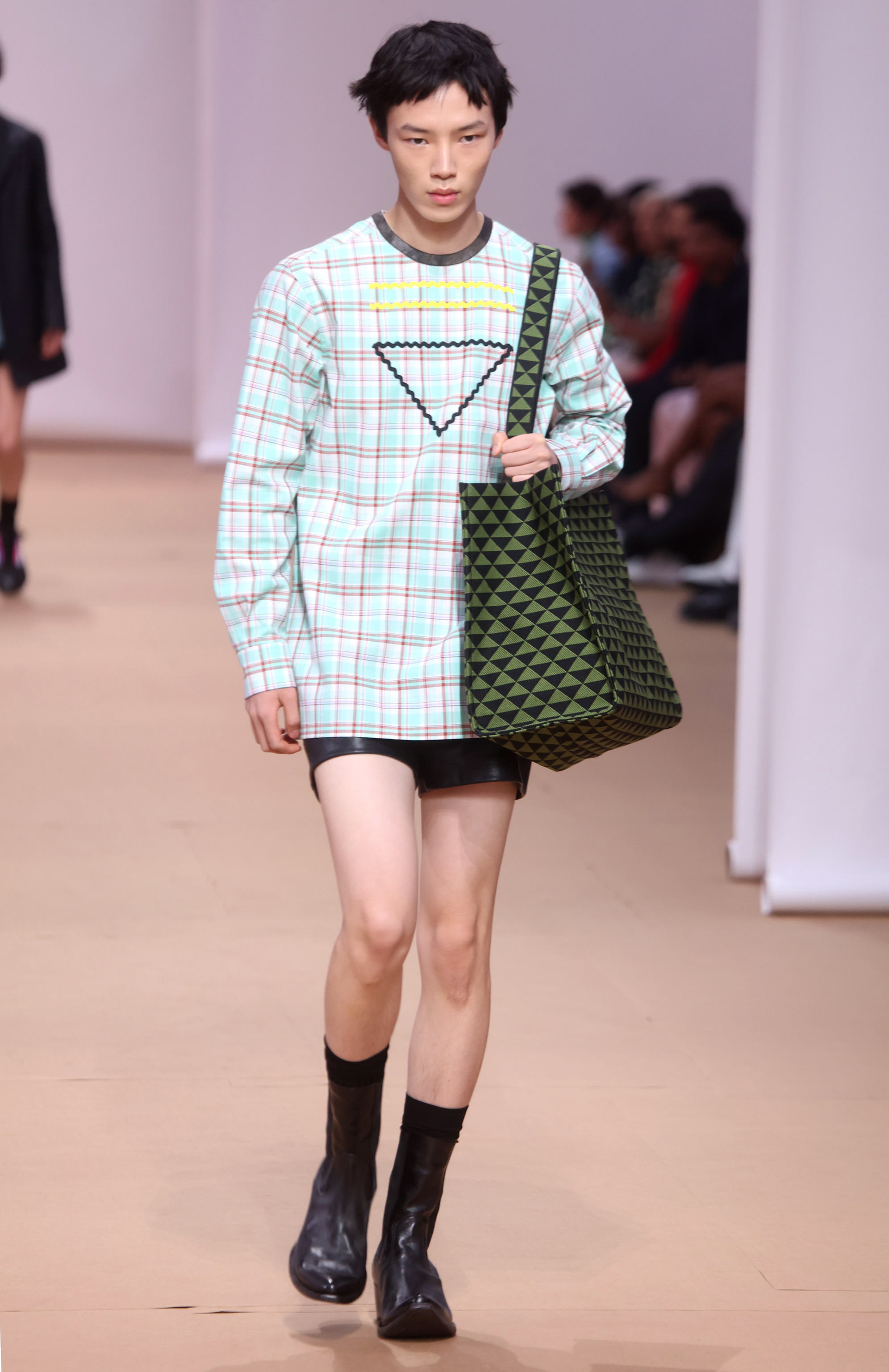 2020米兰秋冬男装秀,米兰大牌时装男装t台秀