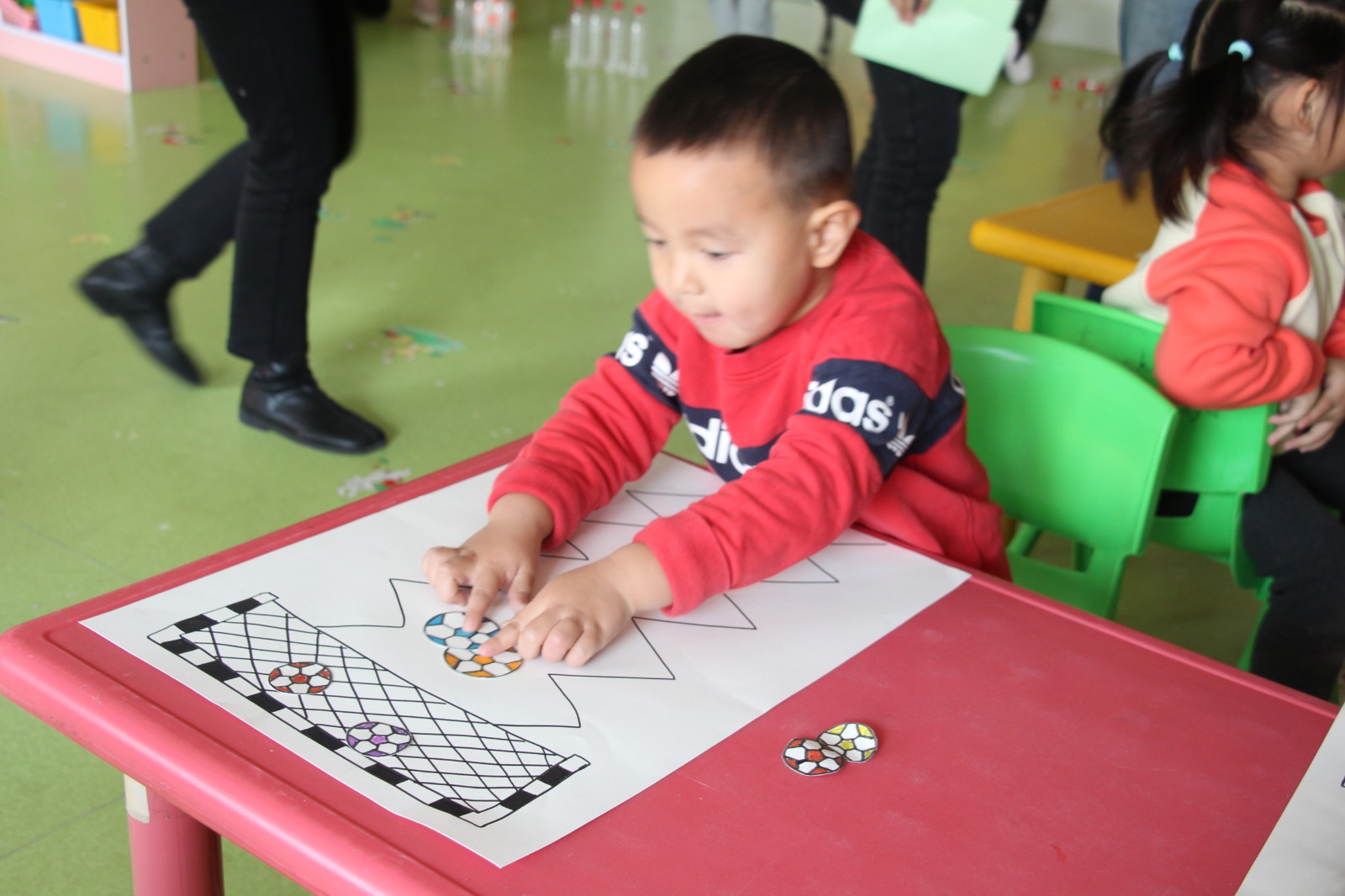 幼儿园开展幼儿足球游戏分享会,城区幼儿园幼儿教育趣味游戏