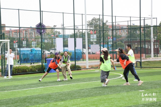 飞盘运动逐渐成为新的潮流,飞盘足球橄榄球