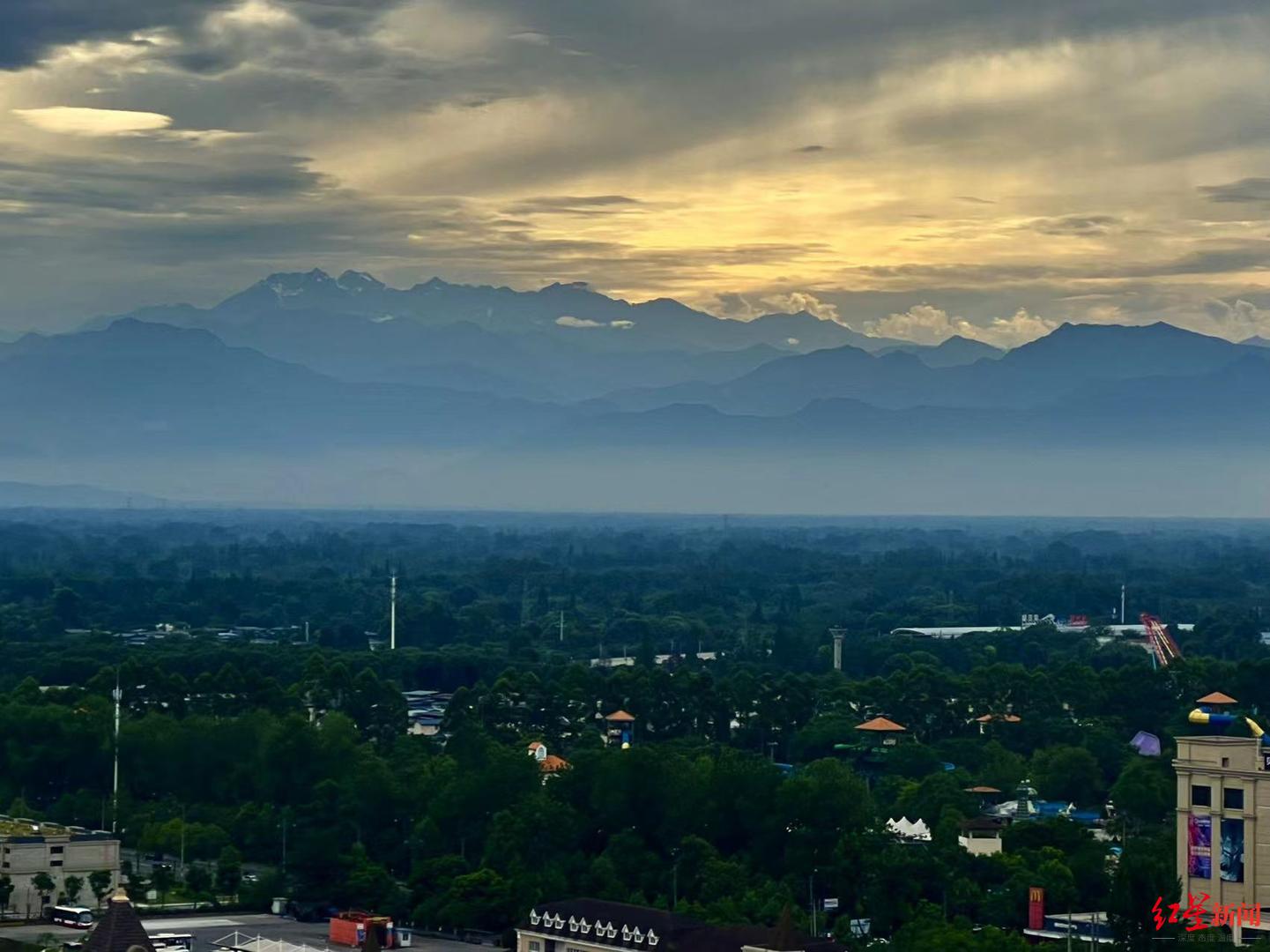 成都看雪山晚霞,成都晴天看雪山