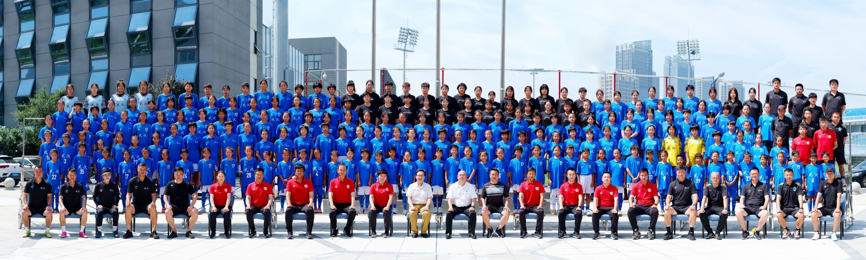 武汉女足2-1逆转长春继续领跑,女足的全家福