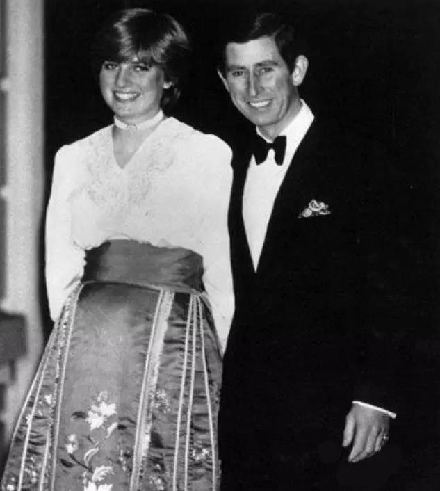 迪奥哪款裙子抄袭马面裙,迪奥有没有承认借鉴中国马面裙