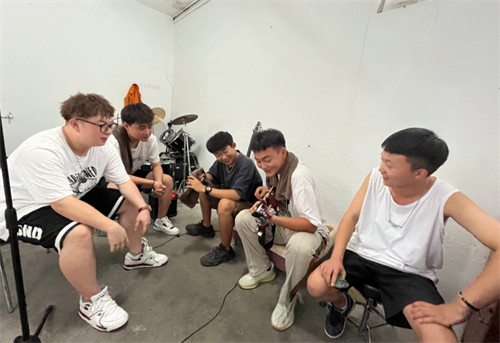 肥城“00后”乐队齐唱“80后”歌曲视频爆火网络