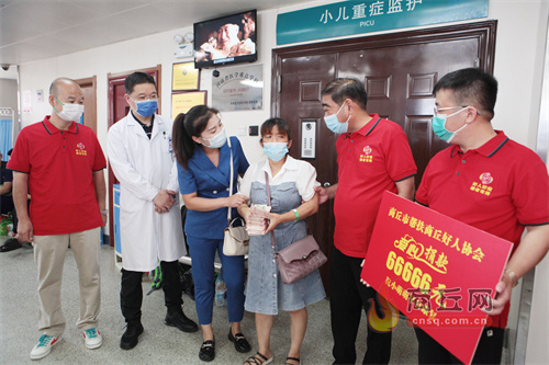 爱心人士救助残疾小孩,爱心人士救助无家可归的小孩