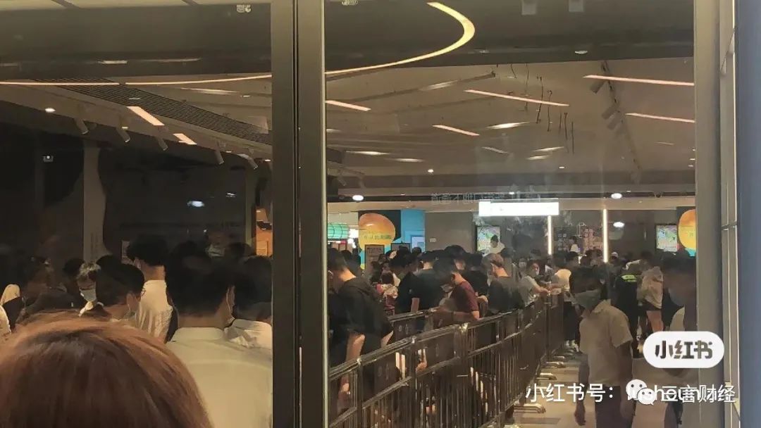 都2022年了，怎么还有人冒酷暑排长长长队买奶茶？