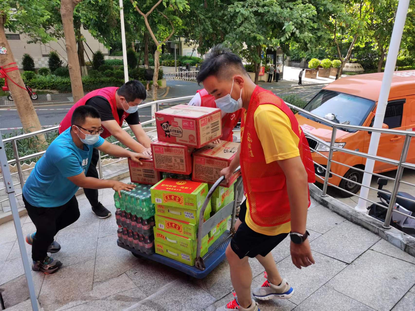 一抹志愿红温暖抗疫路,厦门抗击疫情志愿者