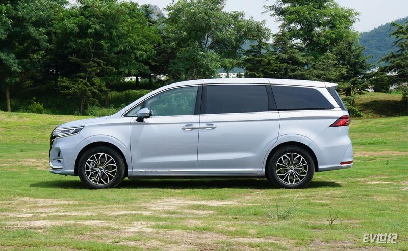 荣威imax8欢聚版路测,全球首款纯电mpv荣威imax8ev