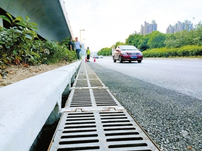 直击郑州南三环雨水涵在建现场,双道排水沟连接