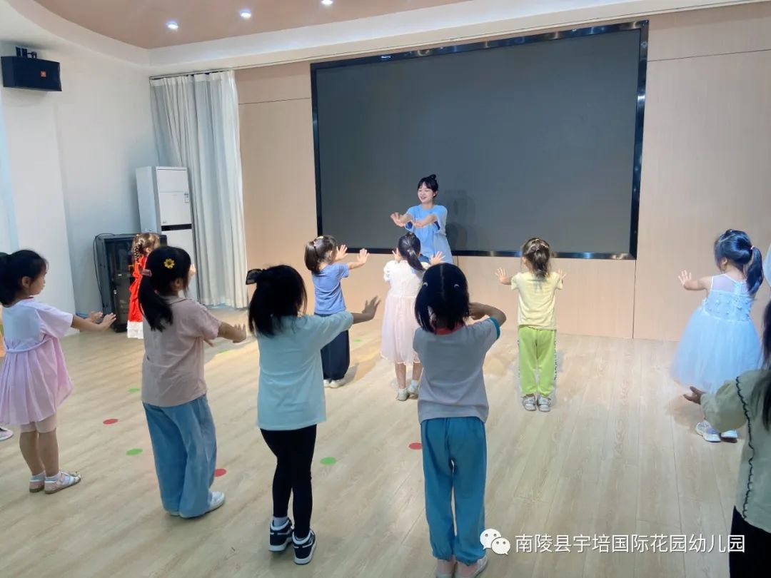 点赞他们在危急时刻挺身而出,点赞他们在烈日下的坚守