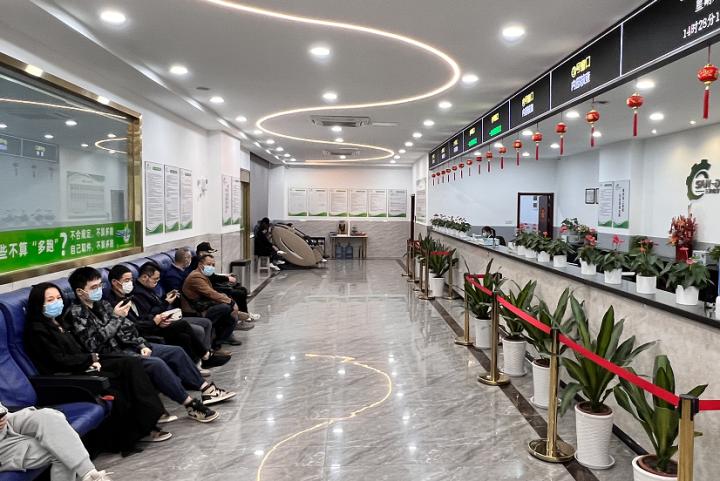 车检新举正式实施，私家车检验周期放宽，杭州车主很省心：钥匙一交喝喝茶就能办好