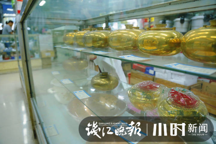 天一冷，这里就“热”，杭州老店豫丰祥过冬用品火了，意外是很多小年轻来光顾