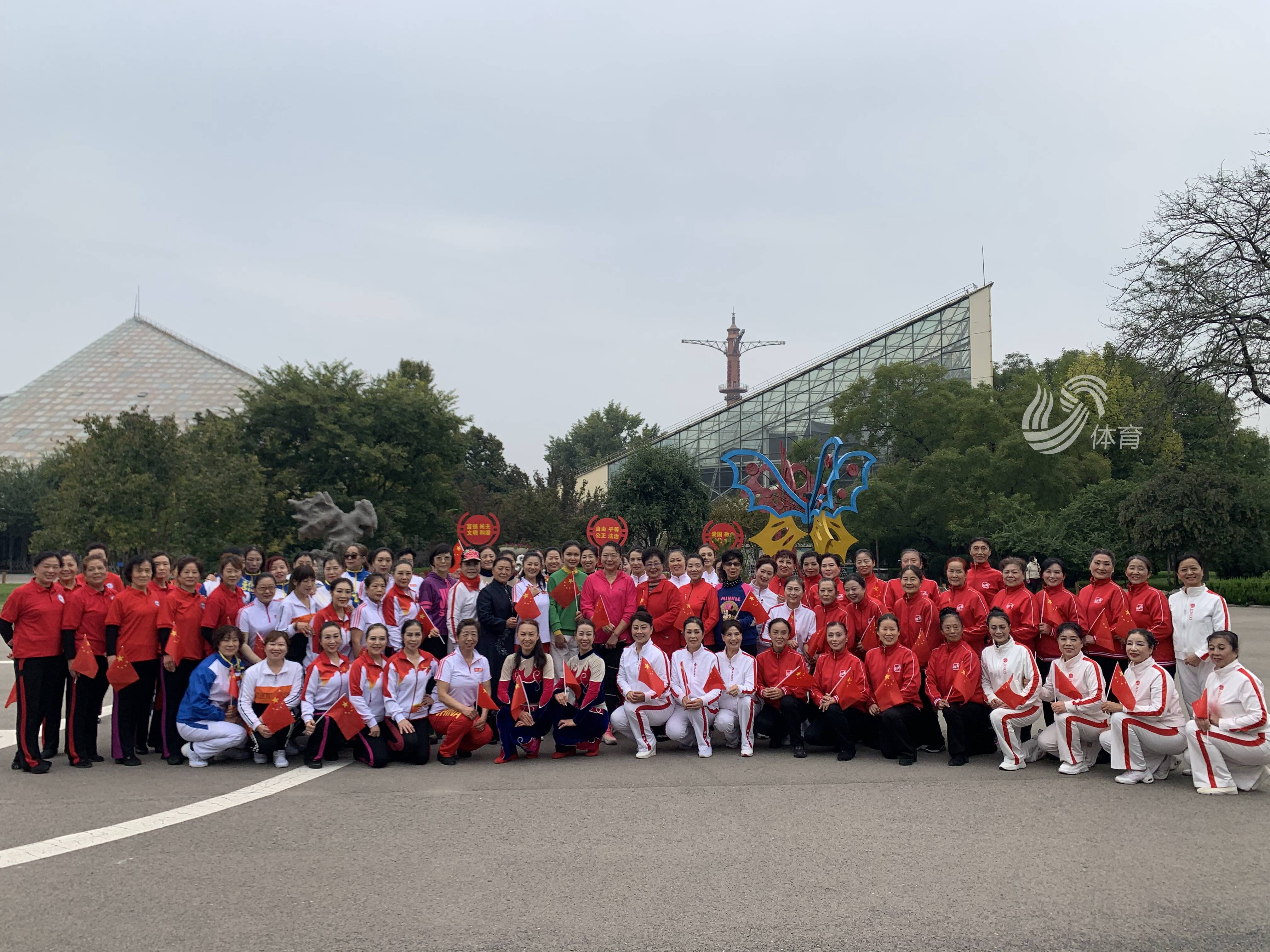 天籁之音我的祖国广场舞,大型广场舞我和我的祖国